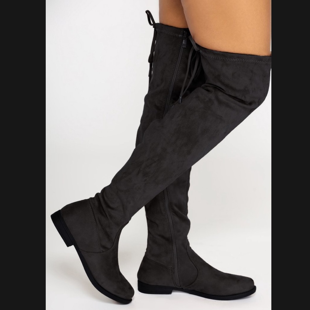 BRAND NEW Black knee-high boot